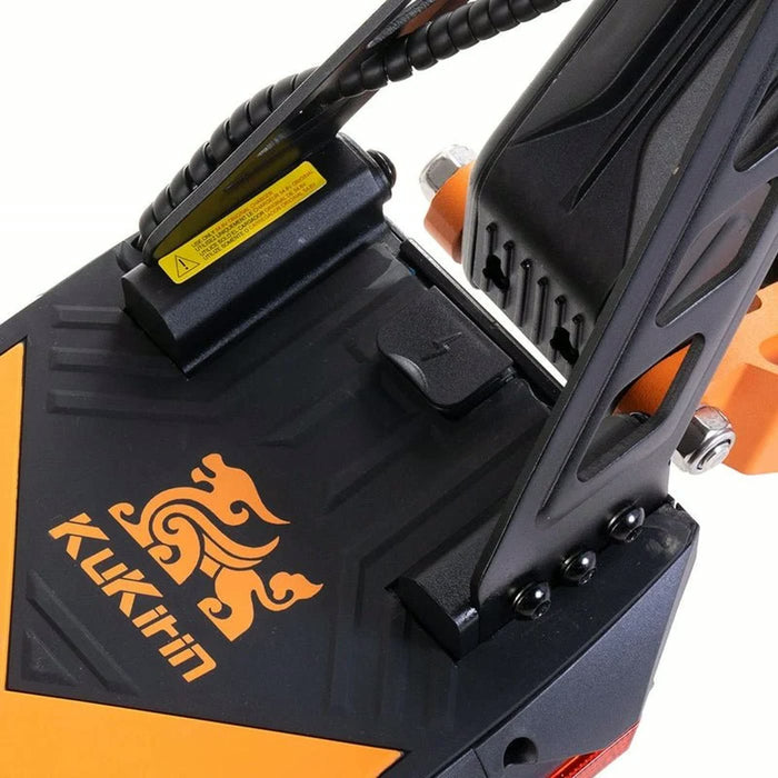 Détail du plateau et du bouton de pliage de la Kukirin G2 Max - SteedyTrott.com