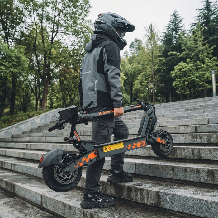 Kukirin G2 pliee portee dans les escaliers - SteedyTrott.com